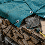 bache pour bois sur bûches palettes