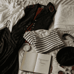 déguisement simple sans achat avec vêtements du quotidien sur lit
