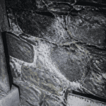 merule pierre sur mur granit