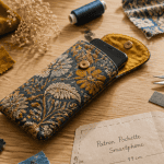 tuto pochette en tissu pour téléphone portable sur table de couture