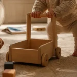 Jeux bébé 1 an : enfant de 12 mois joue près du sol