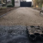 Allée en gravier : coupe décaissement 25 à 30 cm sous gravillons pour voiture