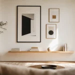 Décorer mur blanc : cadres noirs et étagère flottante