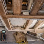 Habiller un plafond entre les poutres : contrôle humidité avant pose