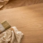 Huiler du bois : huile, spalter et chiffon sur plan de chêne poncé
