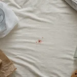 Nettoyer tache de sang sur matelas avec eau froide et bicarbonate