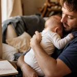 Pique de croissance bebe : parent tenant bébé, carnet de suivi, signes et durée
