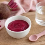 Recette purée de betterave bébé : purée lisse, bol et cuillère