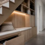 Aménagement sous escalier ouvert : rangement et alcôve, caissons chêne clair