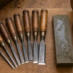 Ciseaux à bois et pierre à affûter dans l’atelier