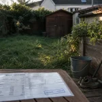 Entretien du jardin par le locataire : sécateur, râteau et état des lieux