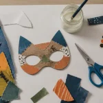 Activités manuelles enfants : collage papier, colle et masque en carton