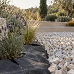 Jardin minéral sans entretien avec paillage et graviers compacts