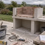 Barbecu beton cellulaire en montage, foyer en briques réfractaires